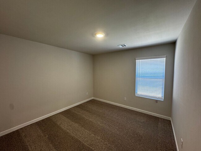 Building Photo - BRAND NEW 4 Bedroom 2 Bathroom home in Pie...