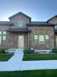 Building Photo - 2 bedroom 2 1/2 bath Townhouse 2 car garage.