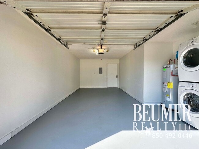 Building Photo - Townhome located minutes from beaches and NAS