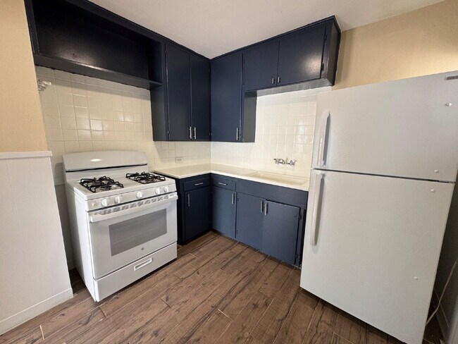 Building Photo - 1 bedroom and 1 bathroom unit available at...