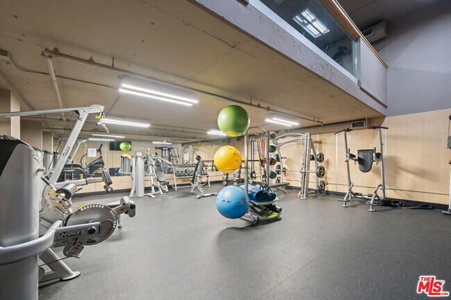 Building Photo - 10982 Roebling Ave