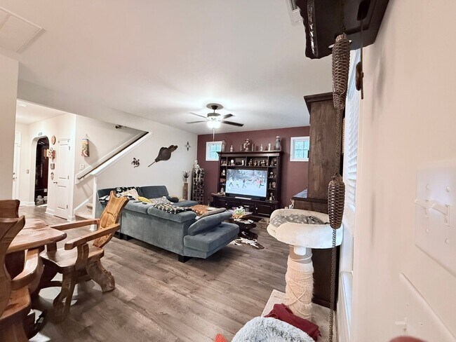 Building Photo - 4 Bedroom house minutes from Haymont!