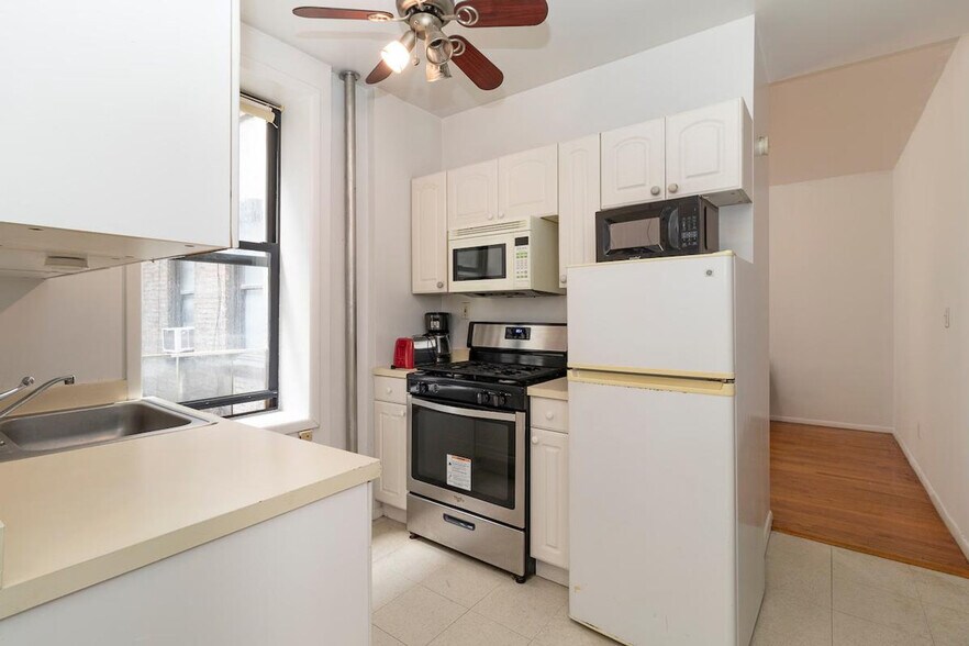 Building Photo - 334 E 94th St
