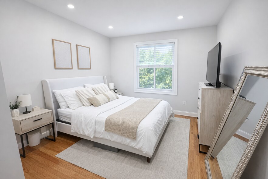 Building Photo - 910 E 4th St