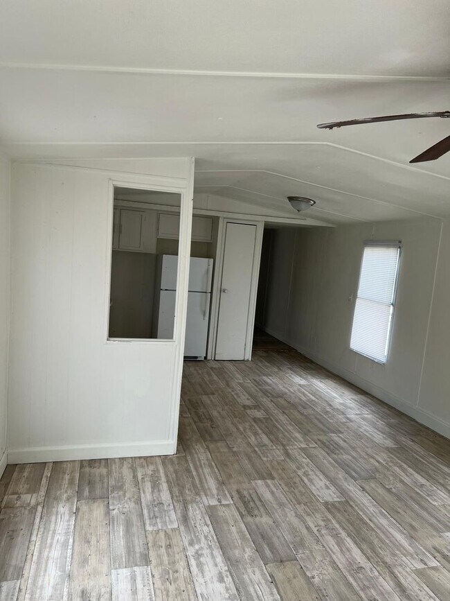 Building Photo - Renovated 2-Bed, 1-Bath Mobile Home