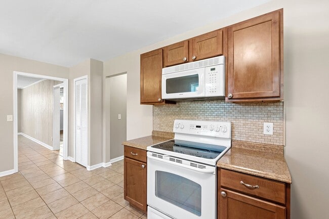 Building Photo - 2 Bedroom 2 Bath Brick Home Nestled In Gre...