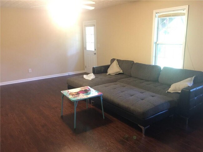 Building Photo - 5516 Pinedale Cir