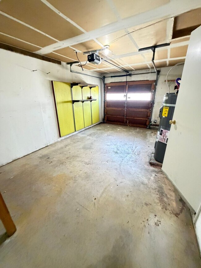 Building Photo - Charming 2 Bedroom Duplex With Fenced Yard In Quiet Neighborhood!