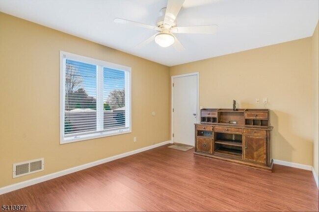 Building Photo - 10 N Rd