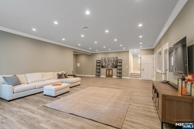 Building Photo - 4 Brookview Ct