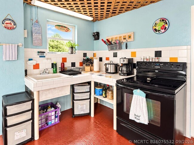 Building Photo - 932 Tropical Ln