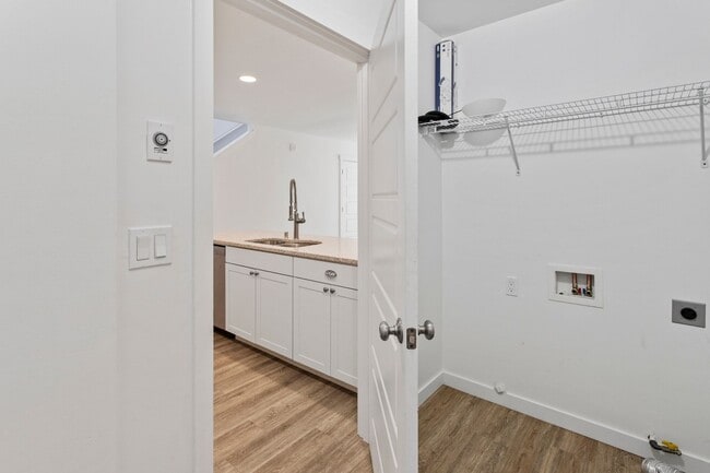 Building Photo - 4 Bed 2.5 Bath - Modern Townhome - Hillcre...