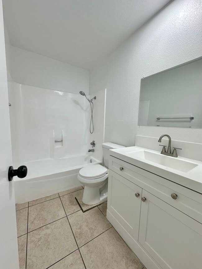 Building Photo - BEAUTIFUL 2 BD/1 BATH UNIT FOR RENT!