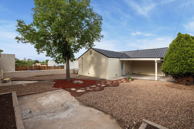 Building Photo - 219 Solano Dr SE