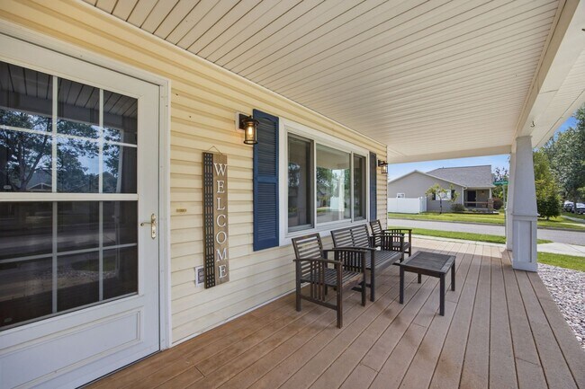 Building Photo - 2704 Stratford Ln