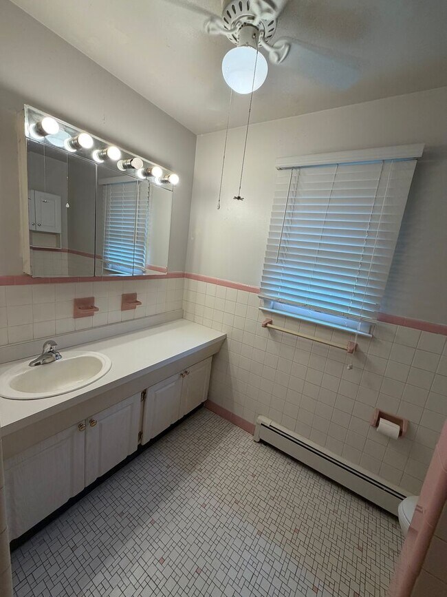 Building Photo - 536 Skylark Dr