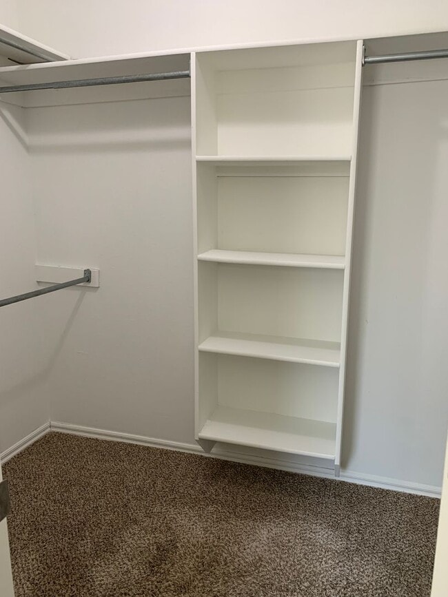 Building Photo - Spacious 4-bedroom home offers an easy com...
