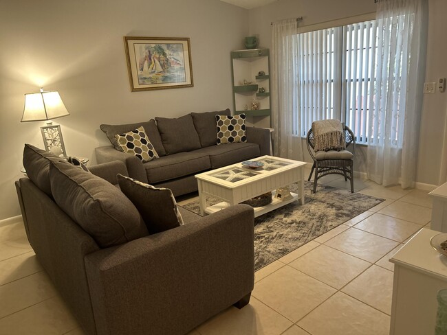 Building Photo - 8093 SE Villa Cir