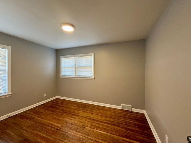 Building Photo - Freshly Renovated 2 Bedroom