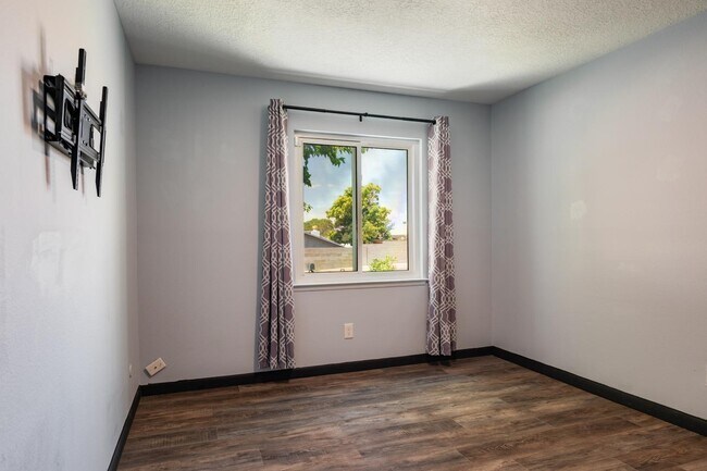 Building Photo - 1600 Cullen Ln NE