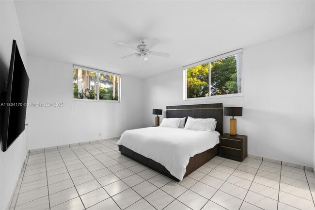 Building Photo - 205 N Hibiscus Dr