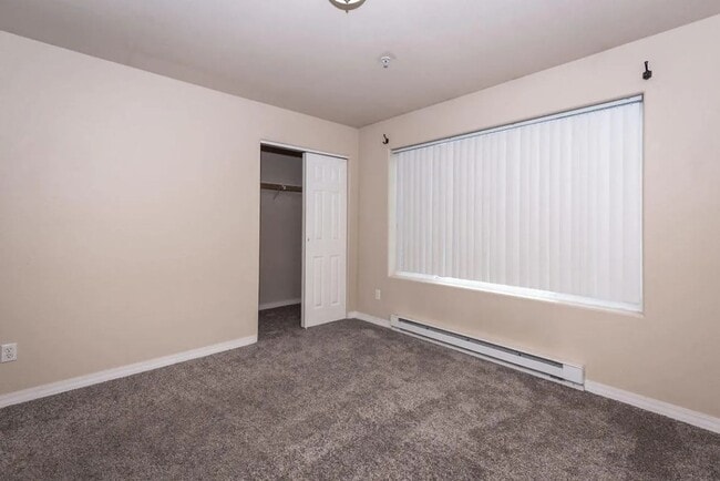 Building Photo - Spacious 3 Bed 2 Bath Condo