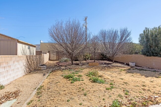 Building Photo - Beautiful Home W/Solar Panels