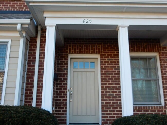 Building Photo - Quality 3 BR Townhome; Convenient to Med C...