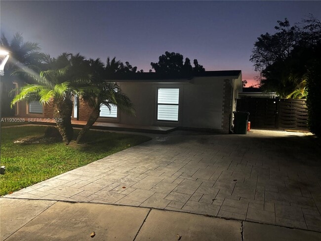 Building Photo - 18632 SW 93rd Ct