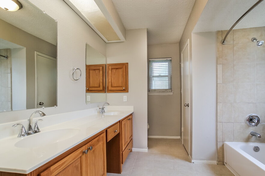 Building Photo - 9723 Orangevale Dr