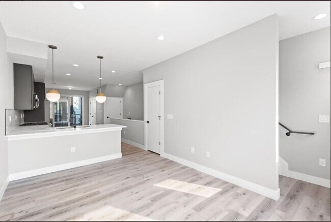 Building Photo - 4925 W 10th Ave