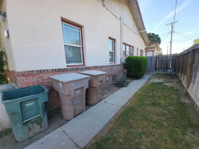 Building Photo - Move in ready. 3 bedrooms/ 1.5 bath, yard,...