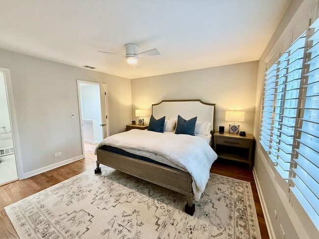 Building Photo - 747 W Dickens Ave