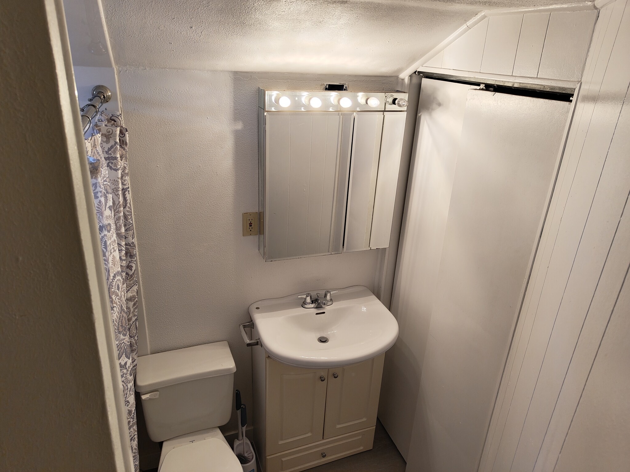 Bath 2 - 7114 Newland St