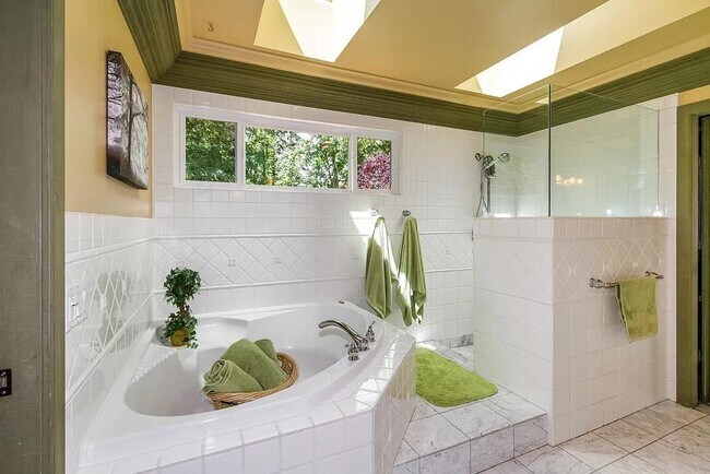 Building Photo - Spacious 5-Bedroom Home with Fenced Yard a...
