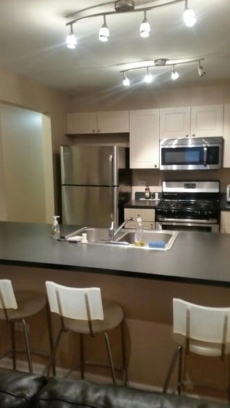Kitchen - 1453 N Larrabee St