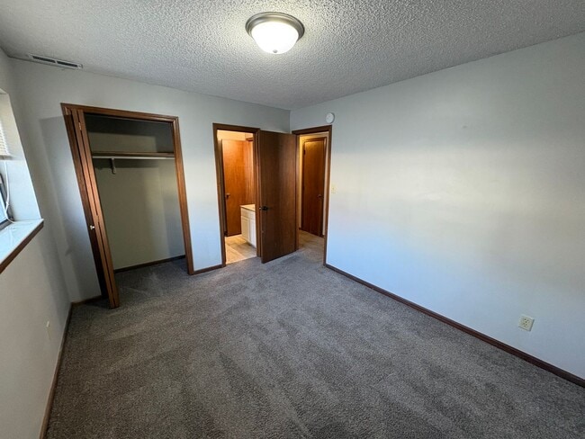 Building Photo - 4 Bedroom Apartment in Central MHK - Near Aggieville!
