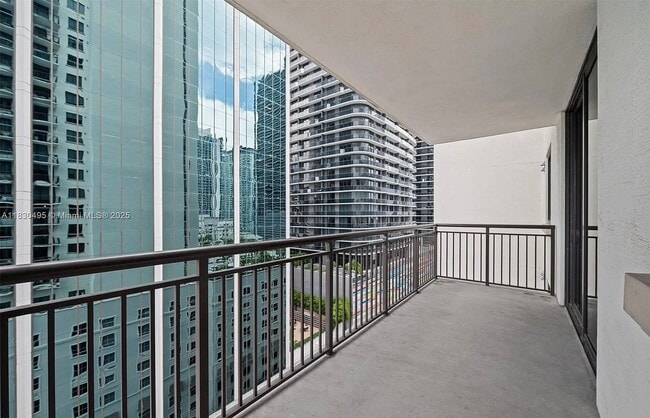 Building Photo - 999 SW 1st Ave