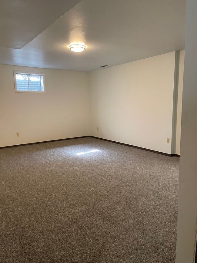Building Photo - 2143 Ryeland Ln