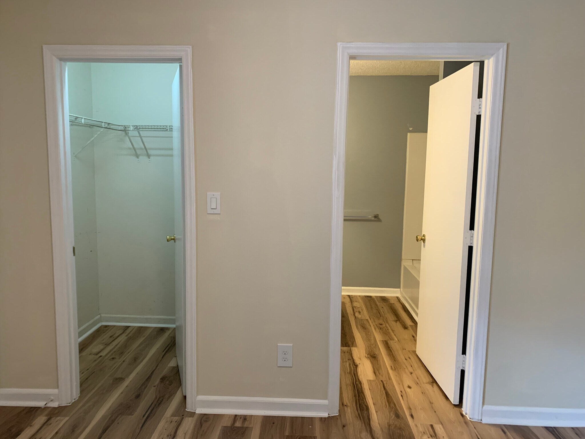 Building Photo - Room in Condo on Carlton Ave