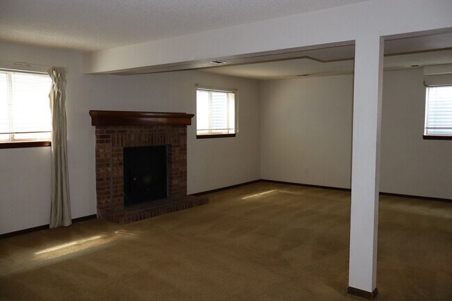 Building Photo - Spacious 4-Bedroom Single Family Home
