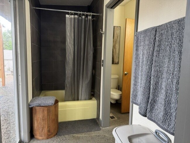 Building Photo - Fantastic location just steps from the Deschutes River and 1st St Rapids Park