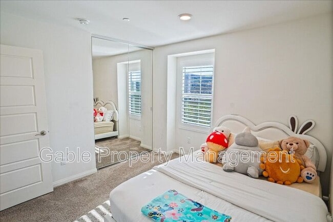 Building Photo - 27605 Sawtooth Ln