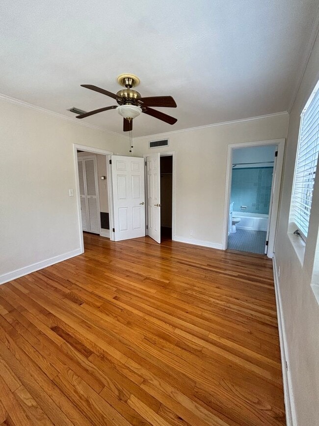 Building Photo - R1026 University Heights