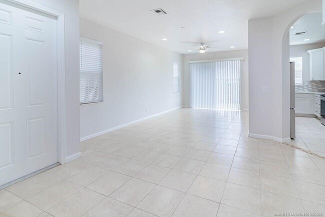 Building Photo - 356 SE Bloxham Way