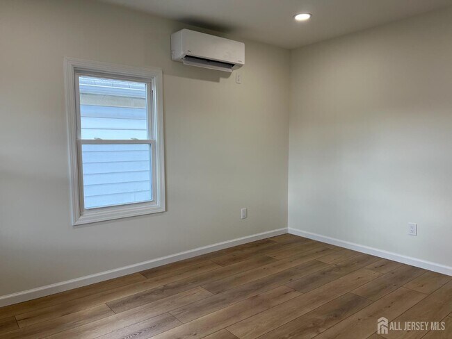 Building Photo - 33 Obert St