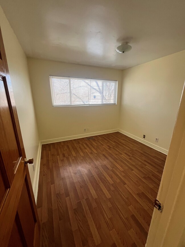 Building Photo - Two-Bedroom Apartment in Salt Lake!