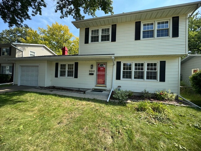 Primary Photo - 3 bed 1.5 bath home in Bettendorf!