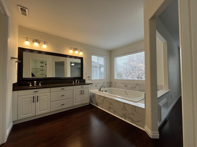 Building Photo - Grand 5 Bedroom Home Featuring 19ft Ceilings, Family Room & Main-Level Suite