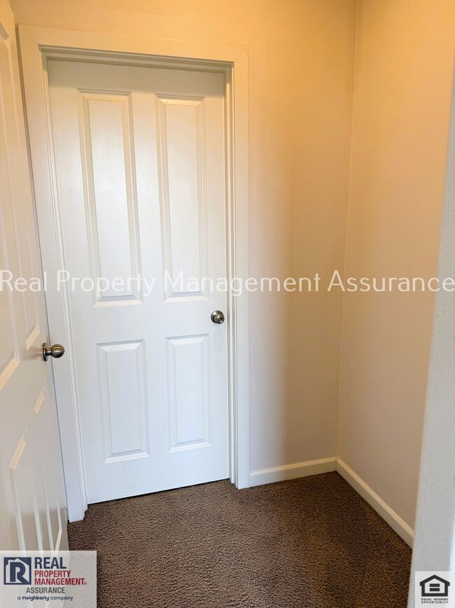 Building Photo - 10733 NE Red Wing Way